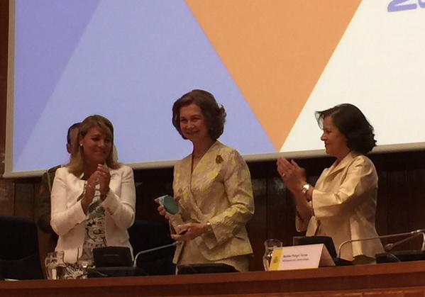 Momento de entrega a la Reina del su premio Senda 2015