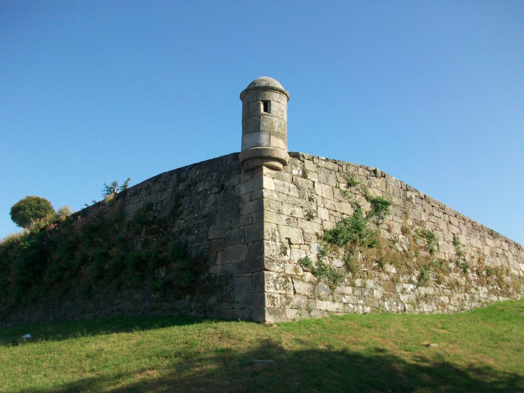 Bajamos todo el monte del Castro; se aprecian los restos recuperados de los hogares castreños, imaginamos las murallas de otras épocas y llegamos a la Praza do Rei, desde donde se puede admirar la magnífica arquitectura industrial de la Panificadora. Bordeamos el edificio del Concello sin dedicarle una sola mirada y llegamos a las ruinas del Castillo de S. Sebastián.