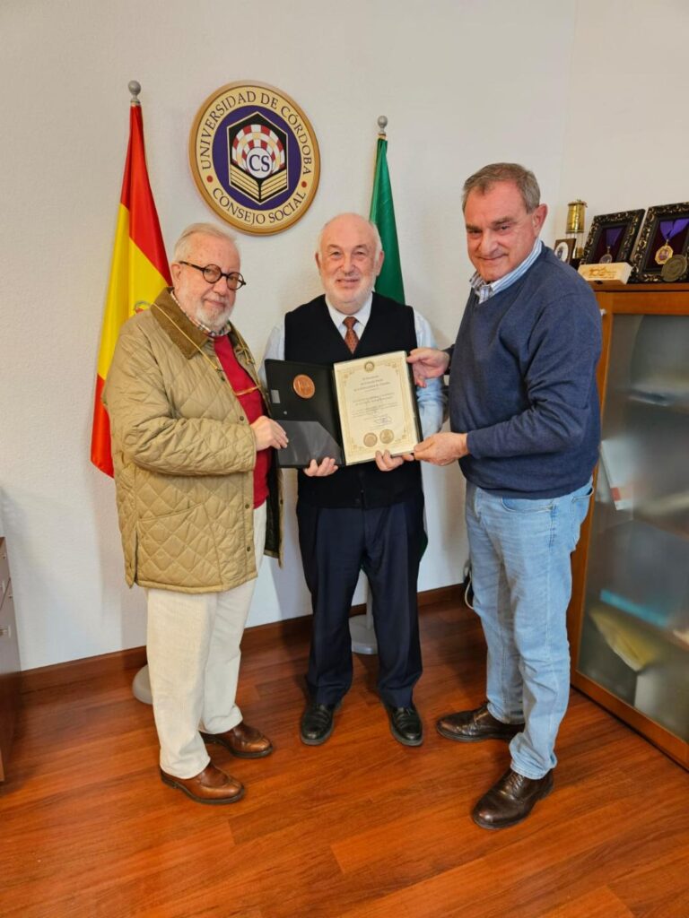 Medalla reconocimiento Consejo Social UCO a asociación.